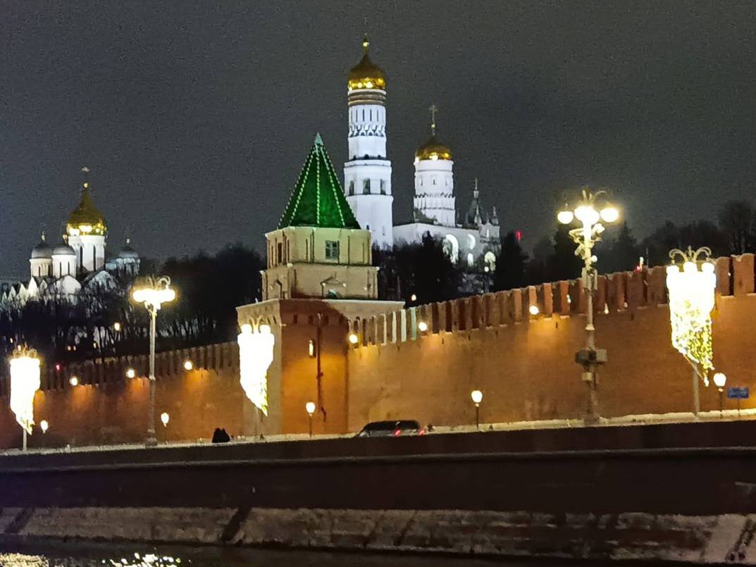 Для членов профсоюза и их детей была проведена вечерняя экскурсия по празднично украшенной территории ВДНХ.