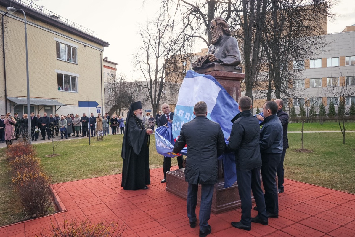 Сегодня большое событие На территории областного онкодиспансера открыли памятник святителю Луке