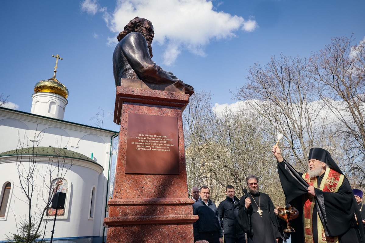 Сегодня большое событие На территории областного онкодиспансера открыли памятник святителю Луке