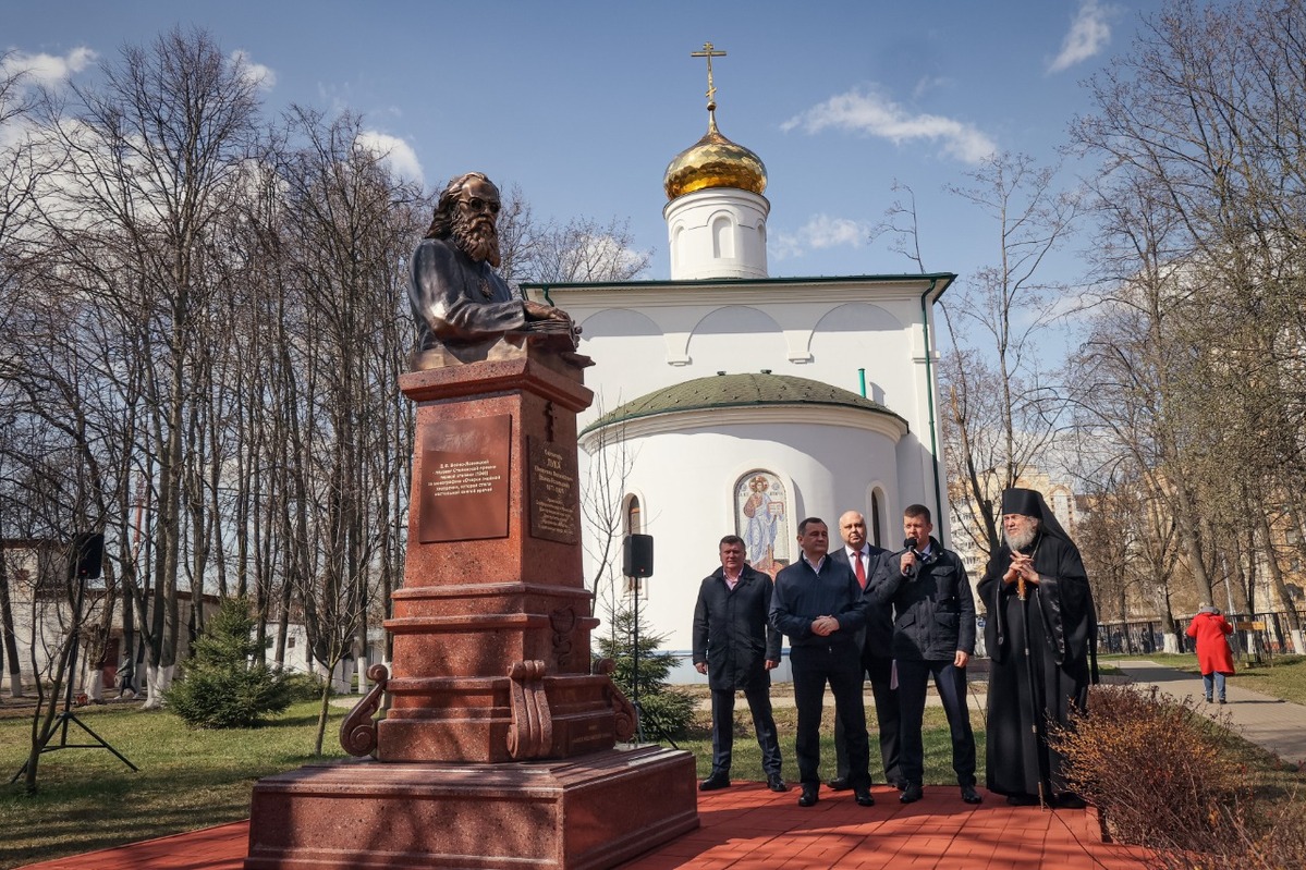 Сегодня большое событие На территории областного онкодиспансера открыли памятник святителю Луке