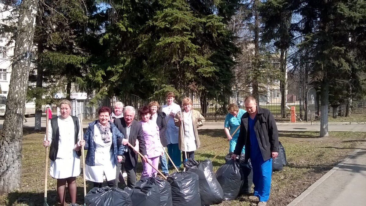 Члены профсоюза здравоохранения приняли участие в субботнике Видновской районной клинической больнице