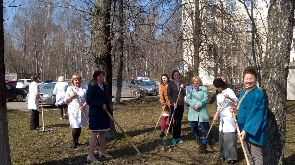 Члены профсоюза здравоохранения приняли участие в субботнике Видновской районной клинической больнице