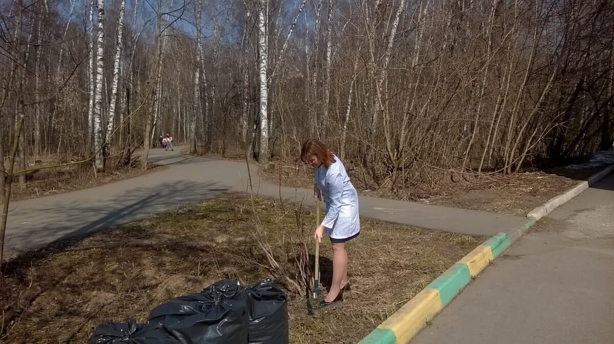Члены профсоюза здравоохранения приняли участие в субботнике Видновской районной клинической больнице