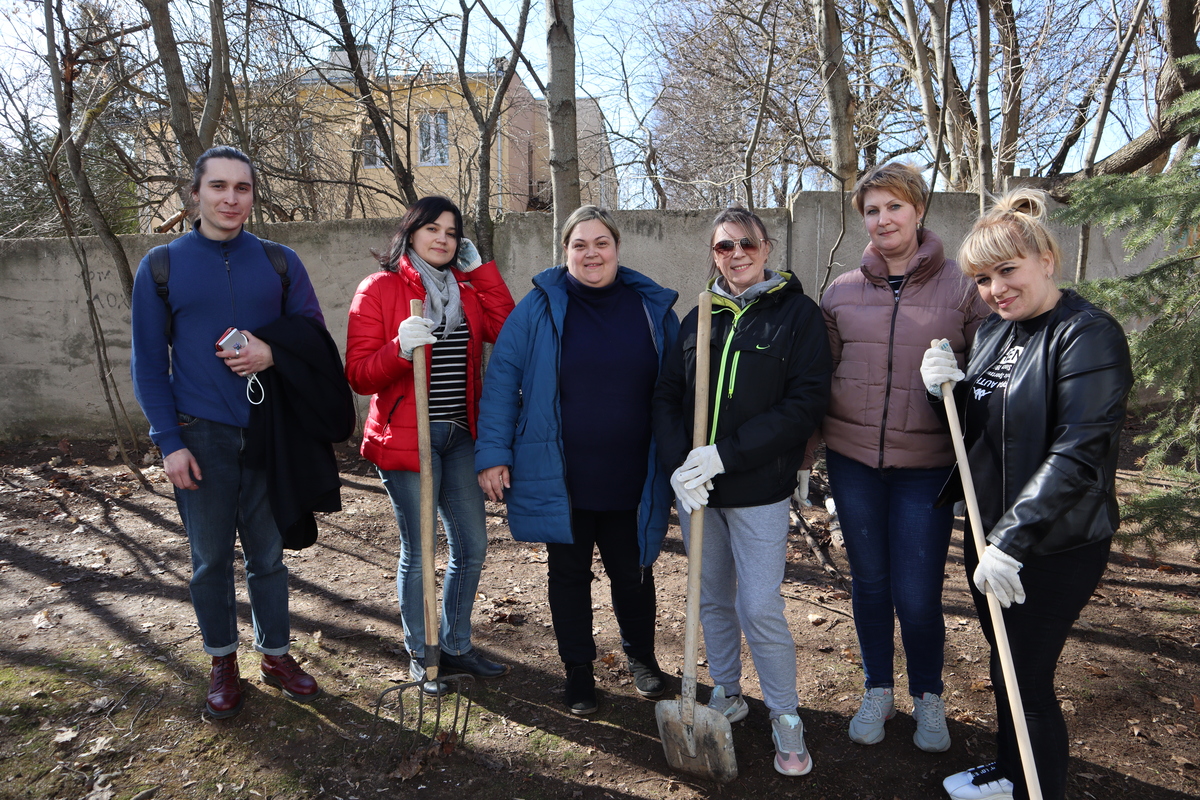 Коллектив Ивантеевской центральной городской больницы вышел на субботник