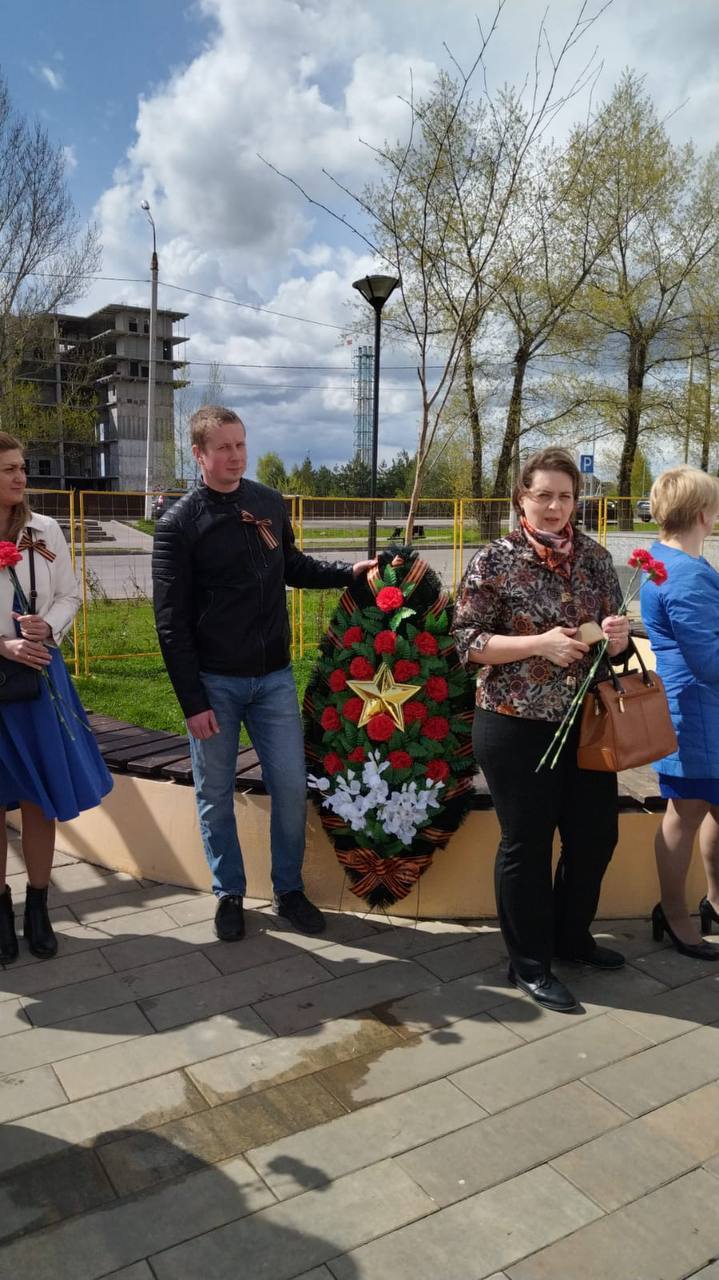 Сегодня, в День Великой Победы, сотрудники и профсоюзные активисты ГБУ МО "Мособлмедсервис" возложили цветы к могиле неизвестного солдата.