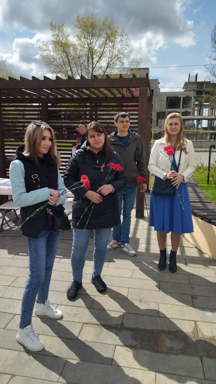 Сегодня, в День Великой Победы, сотрудники и профсоюзные активисты ГБУ МО "Мособлмедсервис" возложили цветы к могиле неизвестного солдата.