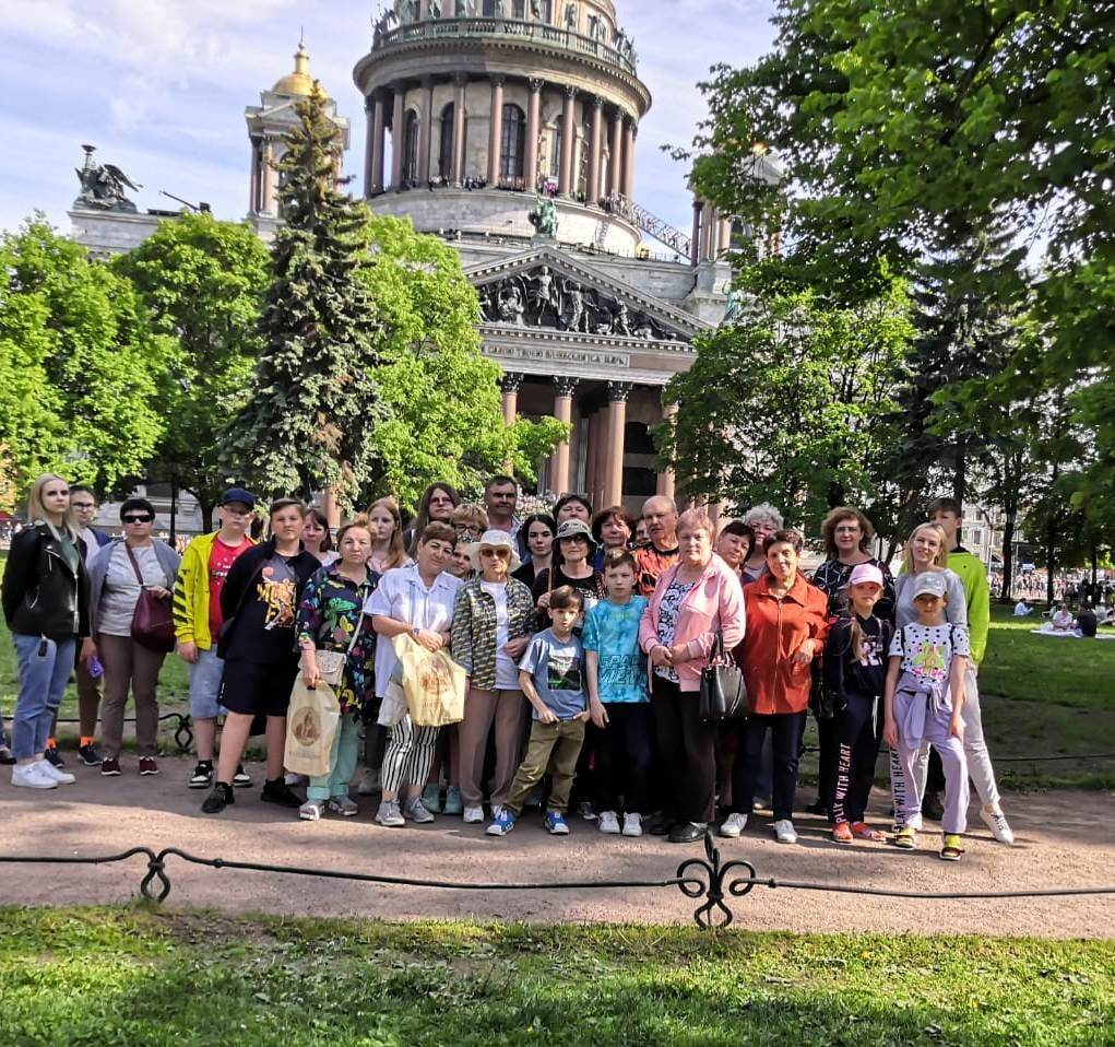 Делегация из 53 медработников и их 11 детей и внуков побывала в Санкт-Петербурге.