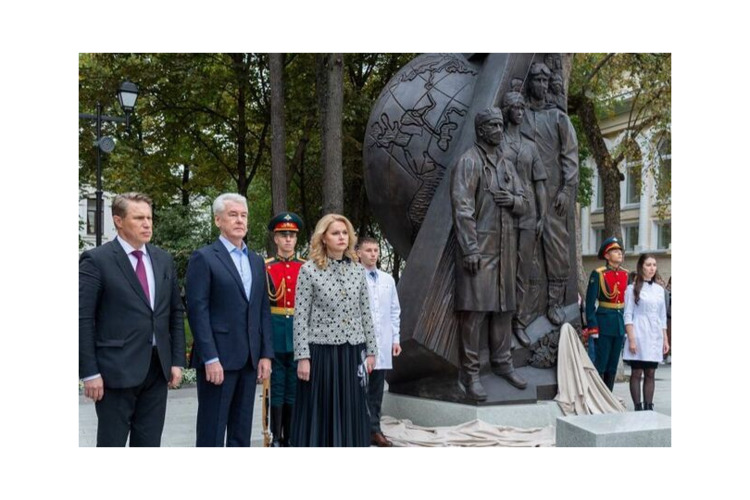 В Москве открыли памятник борющимся с пандемией COVID-19 врачам