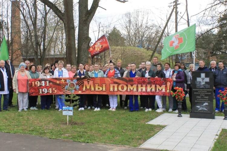 Коллектив медработников Талдомской больницы возложил цветы в память о медиках Великой Отечественной войны.