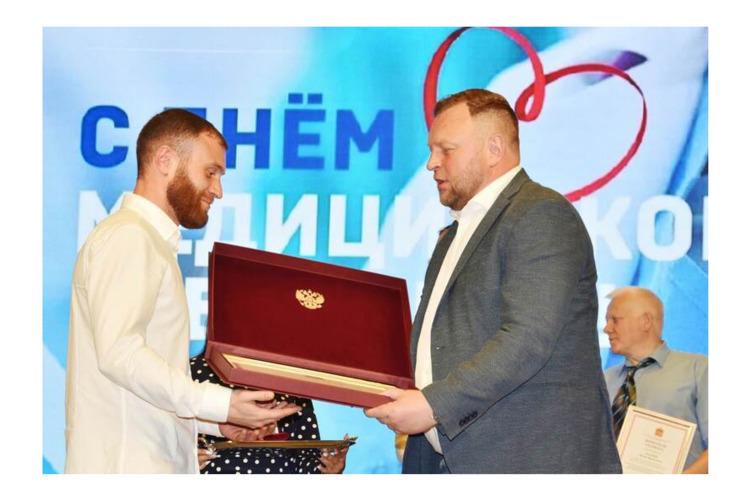 Более 90 медицинских работников округа получили награды в профессиональный праздник