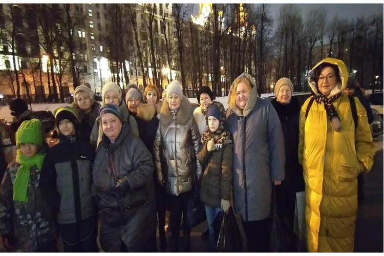 Для членов профсоюза и их детей была проведена вечерняя экскурсия по празднично украшенной территории ВДНХ.